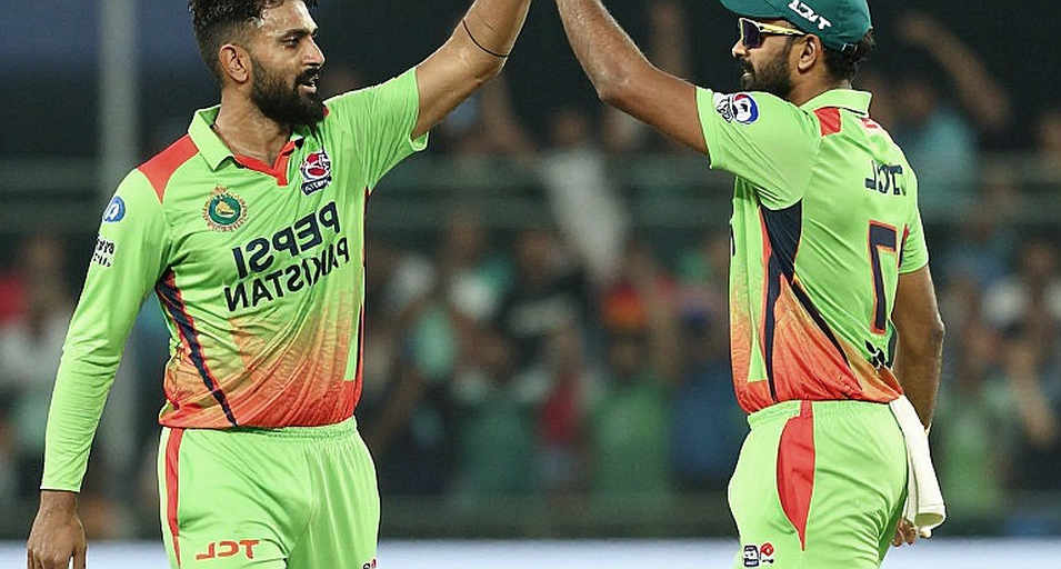 154/9 से जीत: लाहौर में शादाब खान का शतक और वो रिव्यू जिसने स्कोरबुक का मतलब बदल दिया