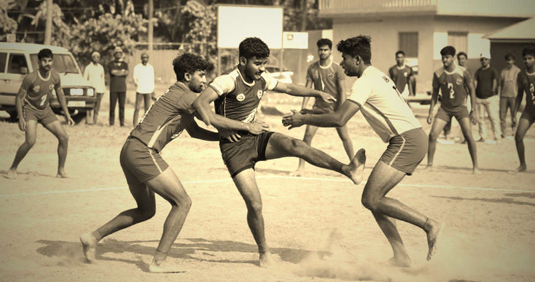 नीलामी रेडर को खरीदती है, ट्रॉफी डिफेंडर जीतते हैं
